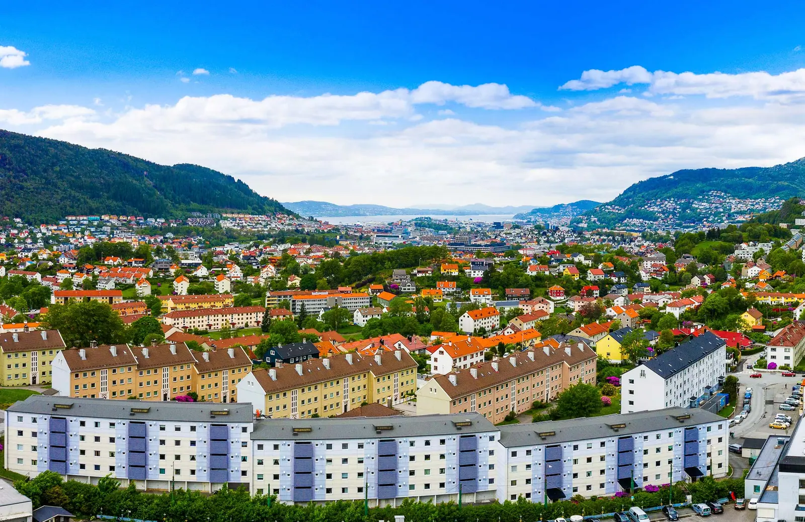Landås i Bergen en sommerdag, med Vågen og fjorden i bakgrunnen